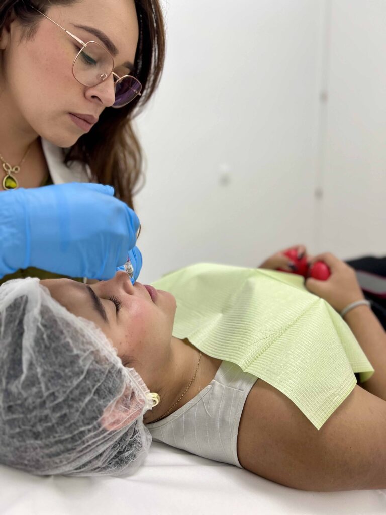 Aplicación médica de ácido hialurónico para armonización facial y rejuvenecimiento del rostro.
