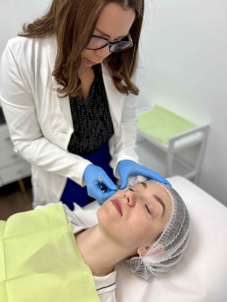 Aplicación médica de ácido hialurónico para armonización facial y rejuvenecimiento del rostro.