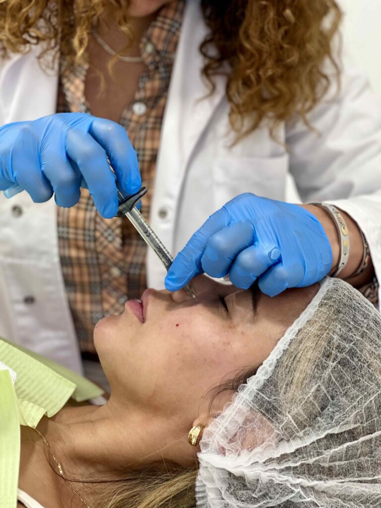 Aplicación médica de ácido hialurónico para armonización facial y rejuvenecimiento del rostro.