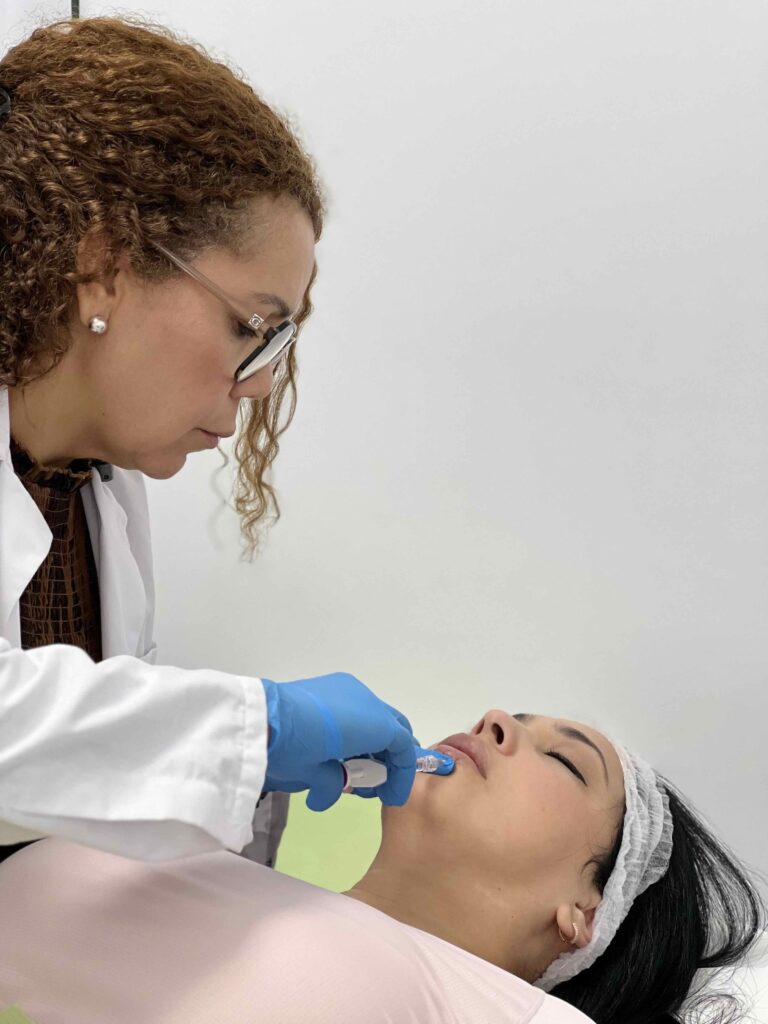Aplicación médica de ácido hialurónico para armonización facial y rejuvenecimiento del rostro.