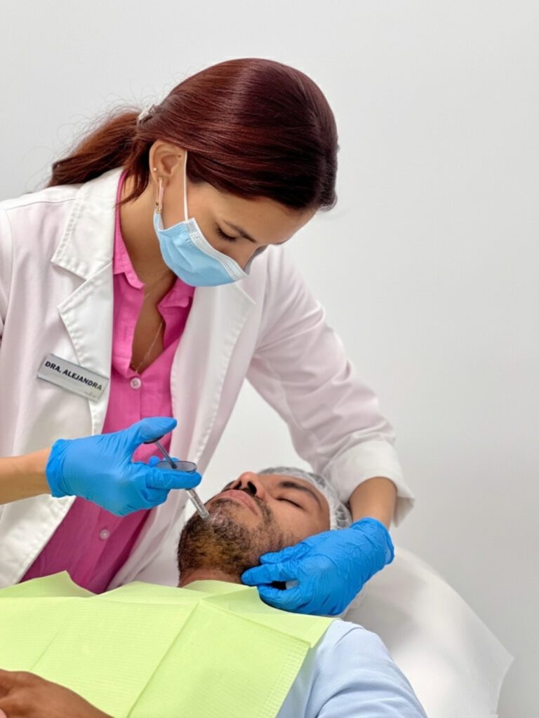 Aplicación médica de ácido hialurónico para armonización facial y rejuvenecimiento del rostro.