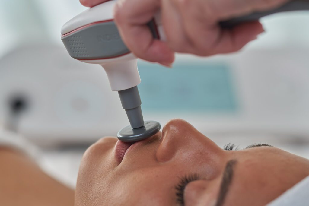 Tratamiento INDIBA facial para regeneración celular y mejora de la calidad de la piel en centro médico estético